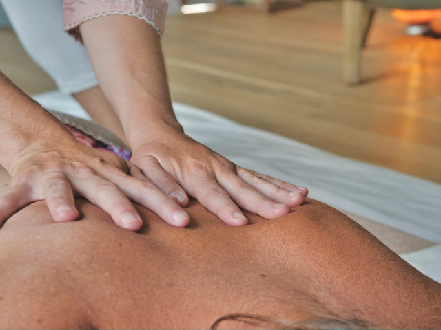 Le massage chanté énergétique enceinte pour un bien-être profond et purifiant.